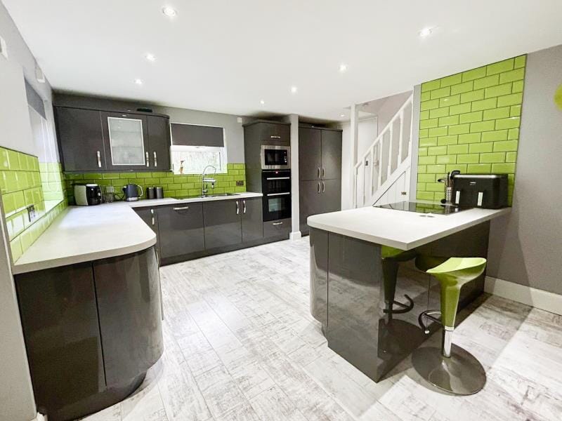 ef65b958-068e-40fc-ba48-c0ed6b5ec898L01