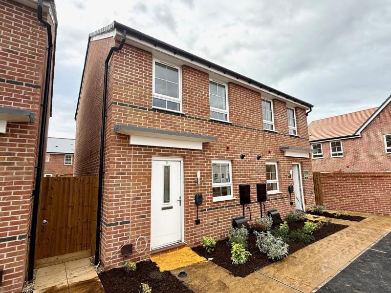 06b1a9a6-64e4-4934-923b-f32972e87854L01